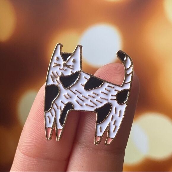 White & Black Kitty Enamel Pin/ Brooch - Picture 1 of 6